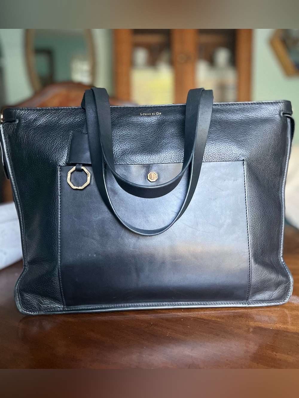 Louise et Cie Tote/ Handbag crafted of fine premium leathers. In good condition
